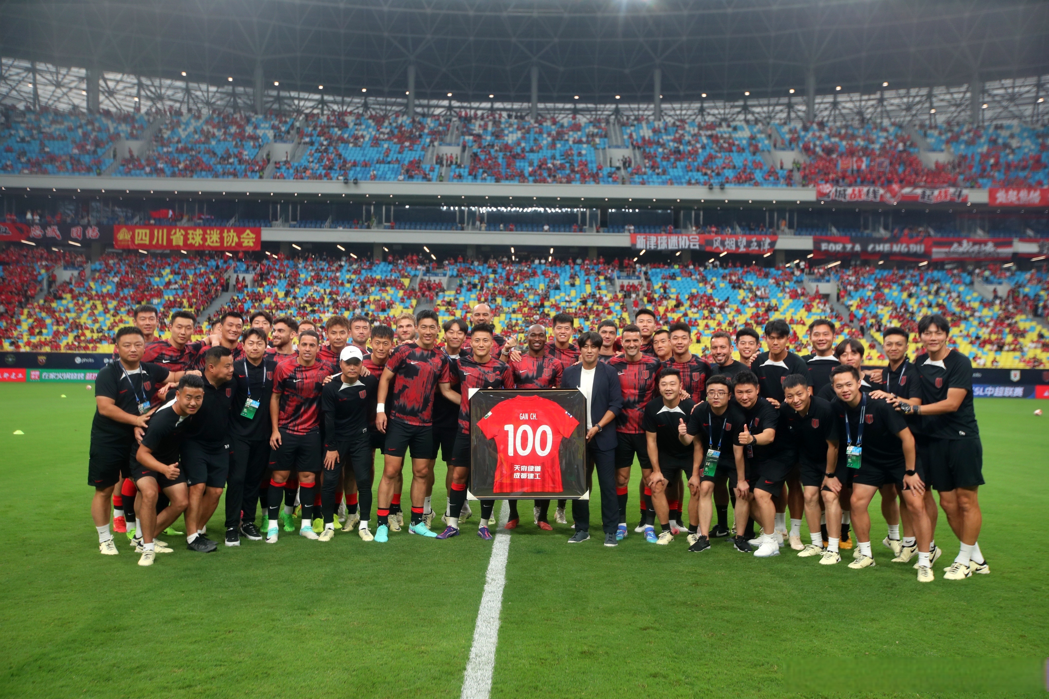 尤文主场大捷，球员赛后激动庆祝胜利，用户.的简单介绍