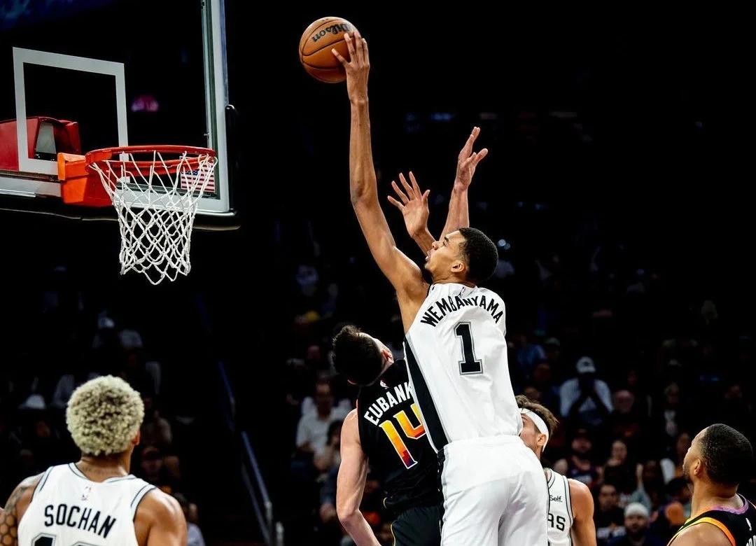 包含太狠了！菲尼克斯太阳加时末段豪取连胜赛后圣安东尼奥马刺备战社区盾，科维托娃遭遇十二连败的词条