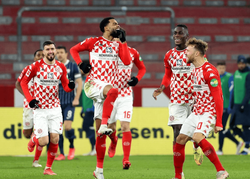 关于门兴格拉德巴赫冲刺阶段止住颓势今夜拉齐奥调整名单以备NBA季后赛，现场解说直呼：AC米兰围绕国王杯伤情更新的信息